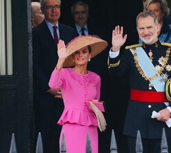 Don Felipe y Doña Letizia saludan al público congregado en la residencia del embajador de España en Londres antes de dirigirse a la ceremonia de coron